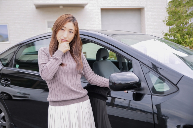 車のことで悩む女性