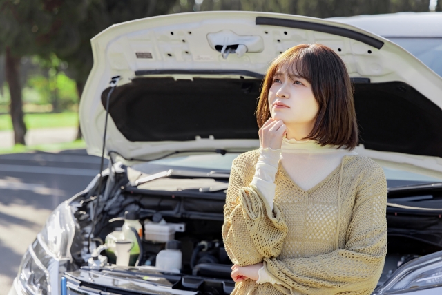 車のことで悩む女性